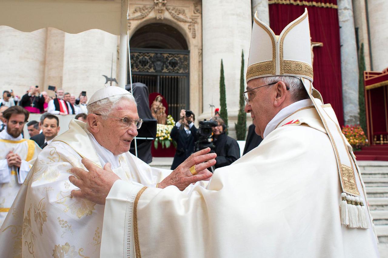 Bivši papa Benedikt XVI. povukao ime sa sporne knjige, tvrdi da je rije? o nesporazumu
