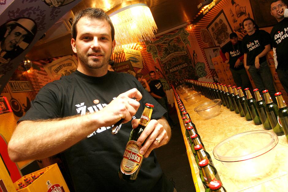 Zagreb: Kruno Budiseli? oborio Guinnessov rekord u otvaranju boca