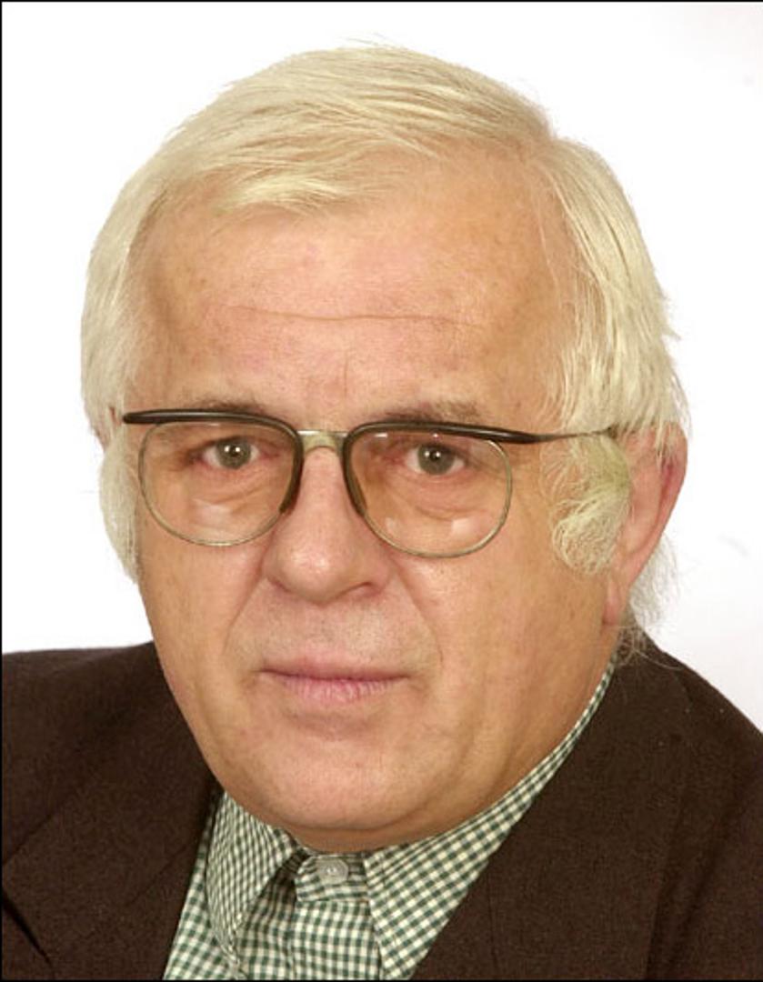 Dugogodišnji urednik sportske rubrike Darko Draženović osvojio je "Zlatno pero". Utemeljio je 1972. Večernjakovu nagradu "Nogometaš godine" 