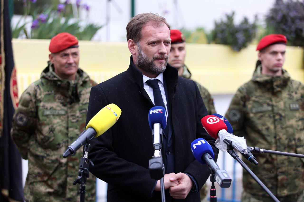 Predsjednik Milanović i ministar Banožić u Kninu na dodjeli crvenih beretki