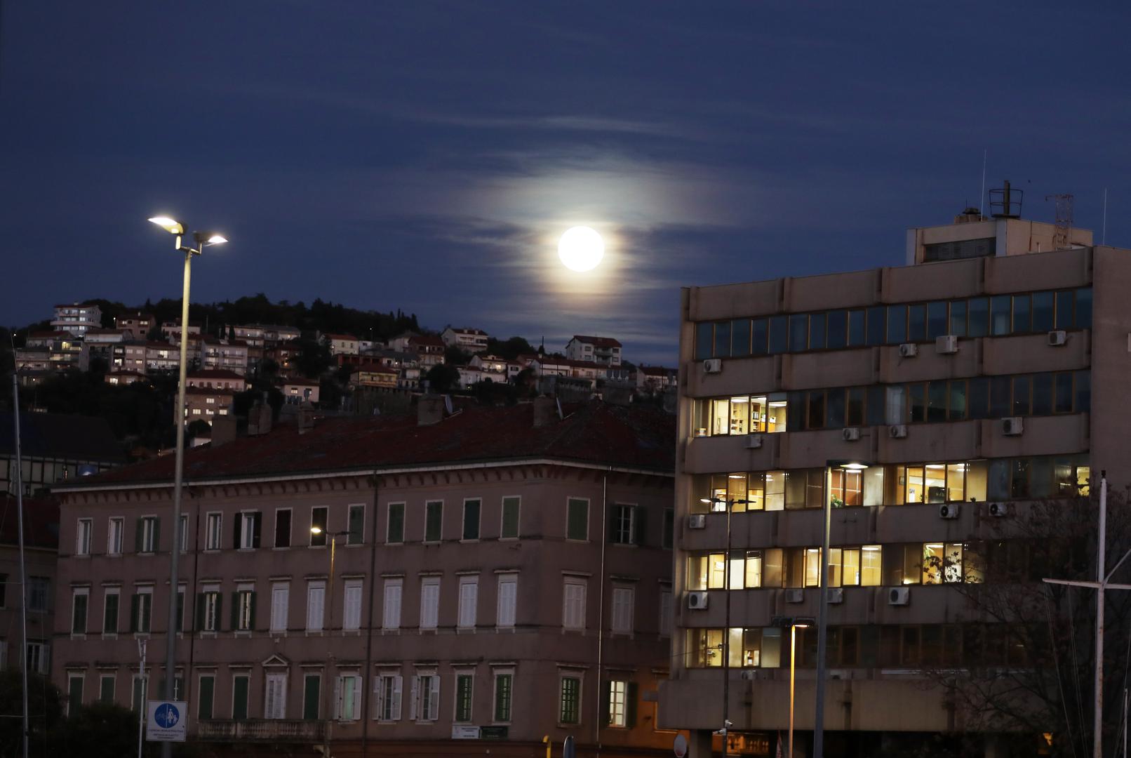 Ovaj nebeski fenomen bio je najbolje vidljiv u vrijeme zalaska Sunca, kada se Mjesec dizao iznad horizonta u toplim zlatnim tonovima, ali i kasnije tijekom večeri pružao je dojmljiv prizor na vedrom nebu. 