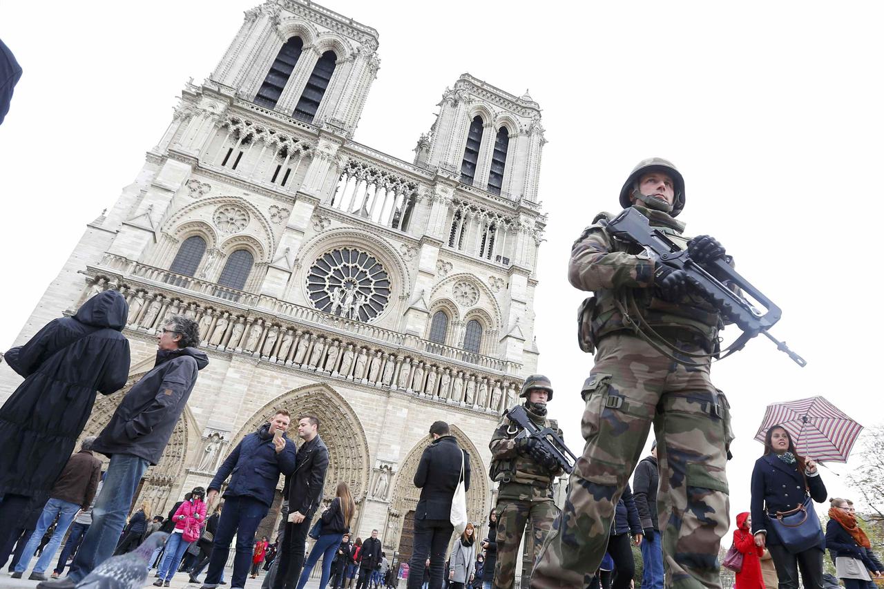 patrole ispred Notre Dame katedrale dan nakon napada 