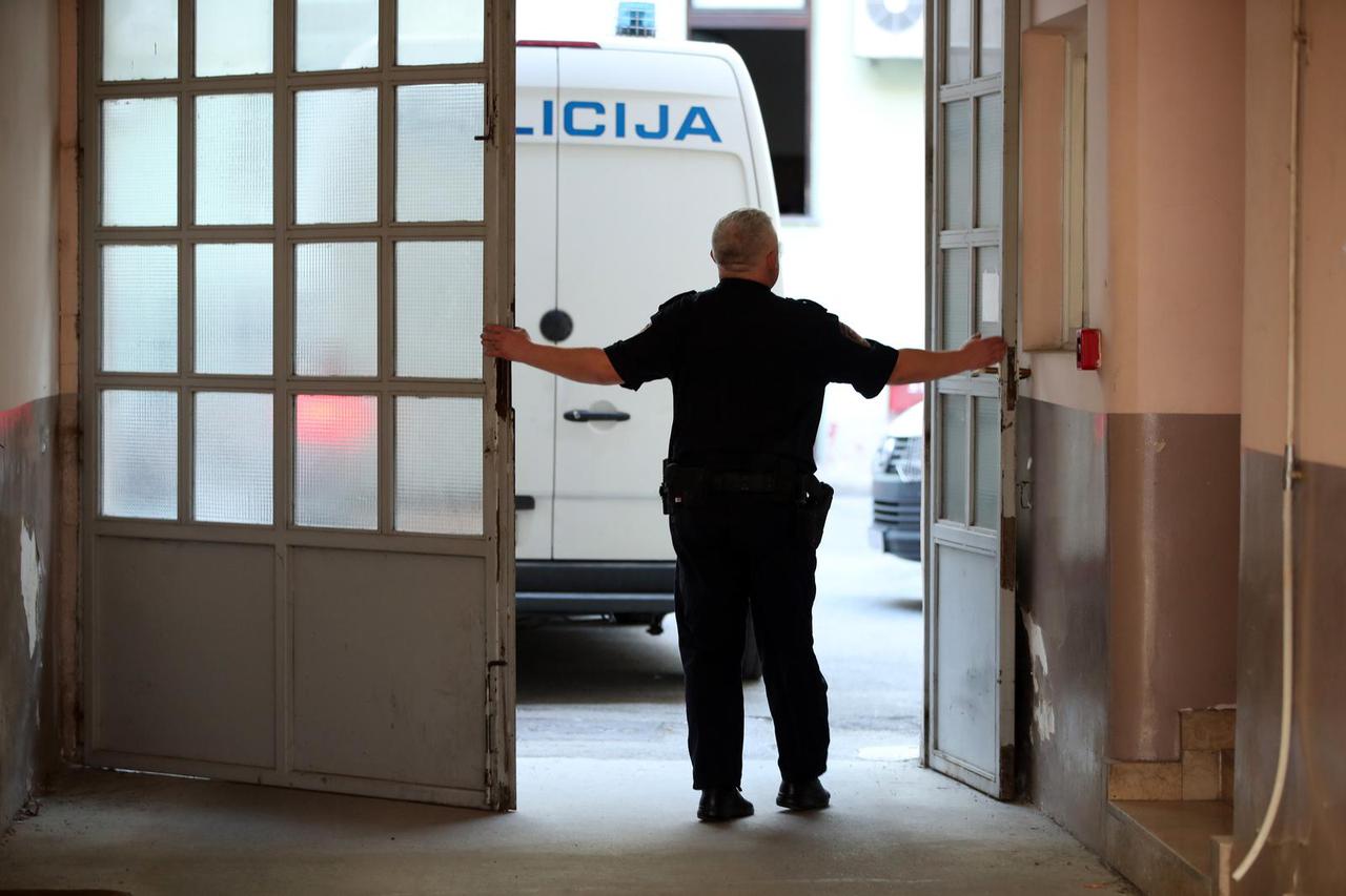 Zagreb: Dolazak policijskog kombija na Županijsku sud gdje bi trebale biti privedene dvije grupe dilera 