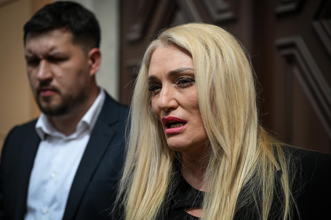 Zagreb: Udruga Spasimo male obiteljske iznajmljivače (SMOi) na konferenciji za medije ispred Ustavnog suda