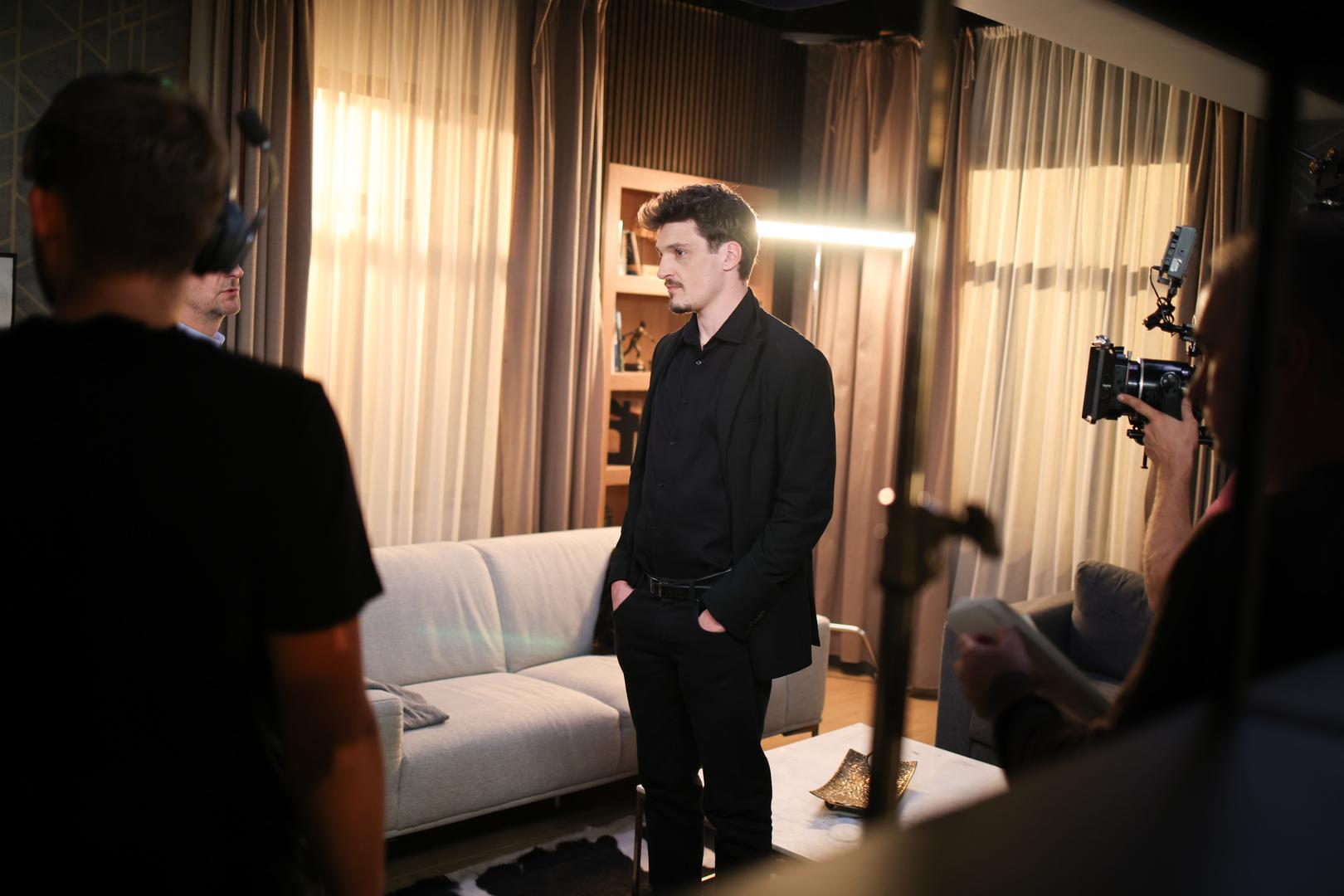 Obitelj, ljubav, razočarenja, prijateljstvo, rastanci, prevare, poslovni uspjesi, mržnja i spletke – sve to ispreplitalo se iz epizode u epizodu, dajući gledateljima novu dozu uzbuđenja