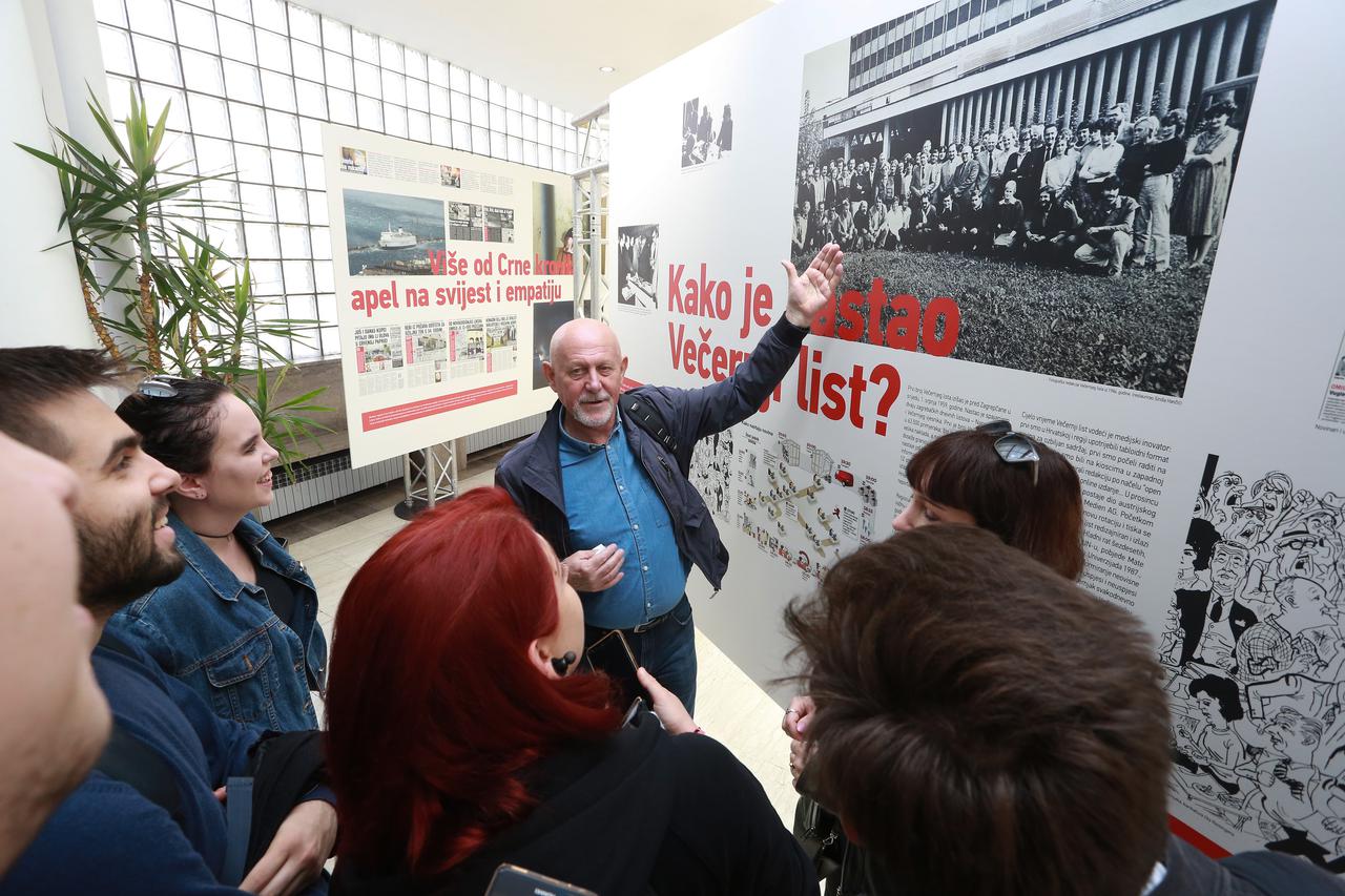 Studenti Verna razgledali izložbu o 60 godina Večernjeg lista