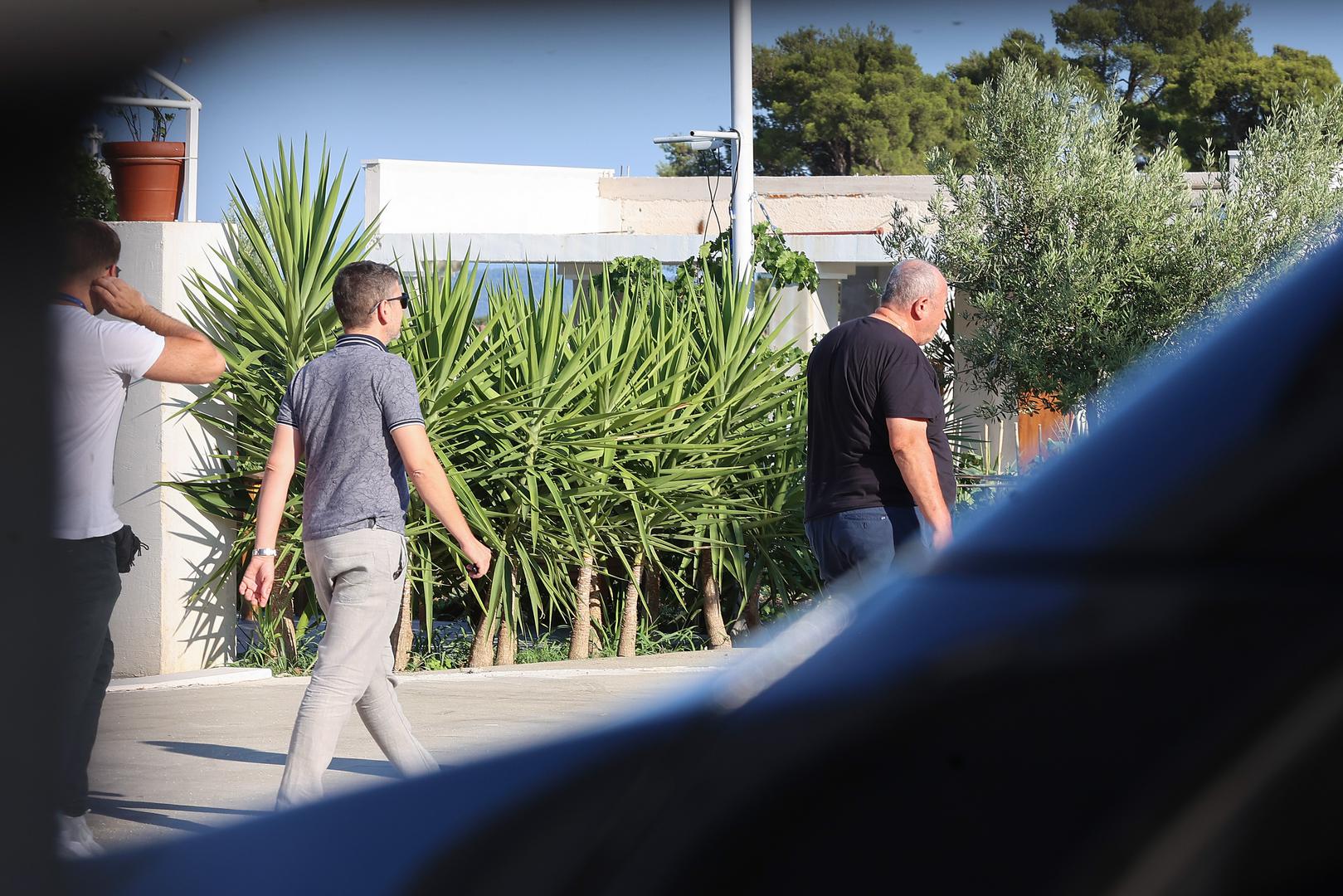 Uhićen je u Vela Luci, a potom prevezen u Split. Policija je pretražila njegovu kuću na Mejama. Kerum je pred novinarima pokazao ruke vezane lisicama.