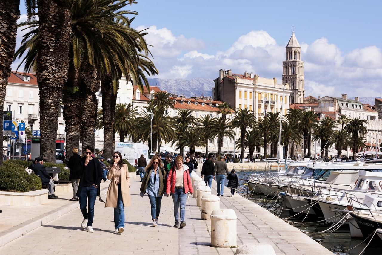 Split: Unatoč jutarnoj kiši, sunčano podne građani su proveli na splitskoj Rivi