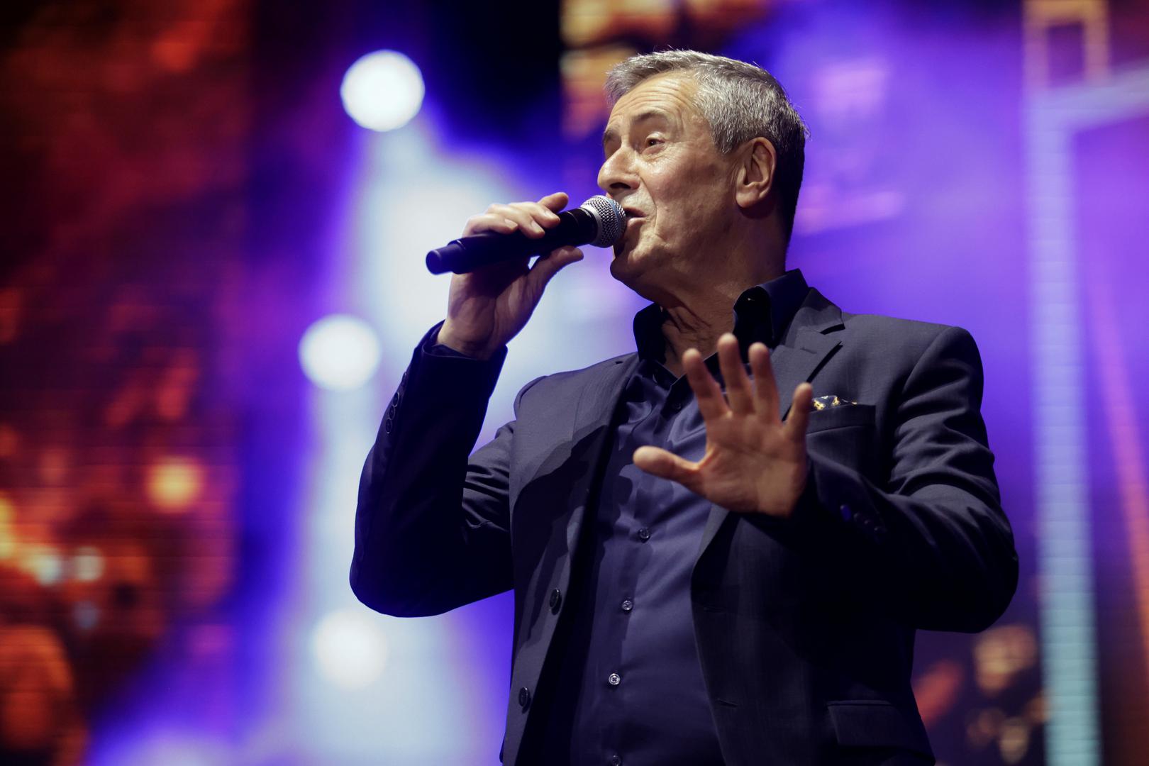 Večer je otvorio Nemanja Nikolić pjesmama „Dva smo sveta različita“ i „Dal’ je moguće“, a publiku su ubrzo na noge digli hitovi poput „Dotak’o sam dno života“ i „Ej Branka, Branka“, koje je izveo Enes Begović, koji je svoj nastup, na oduševljenje publike zaključio pjesmom iz filma Toma,  „Ponoć“,  uz gostovanje Advine Begić.
