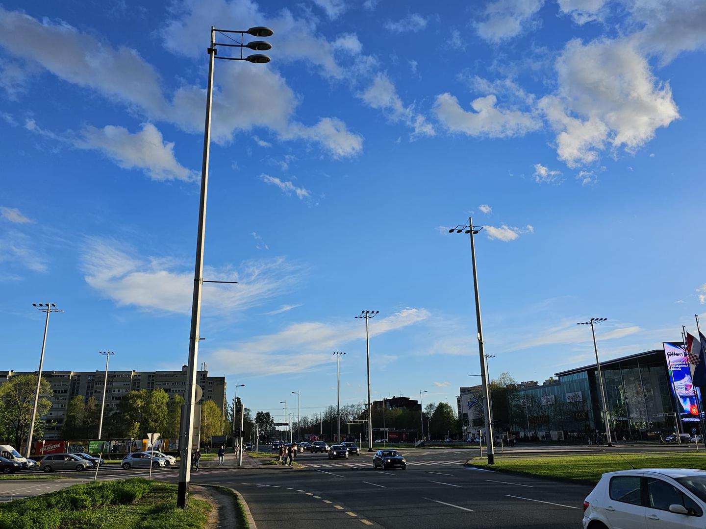 U Dalmaciji je danas većinom prevladavalo sunčano vrijeme, poglavito na obali, dok u zaleđu uz umjeren razvoj oblaka predvečer može biti ponekog pljuska. 

