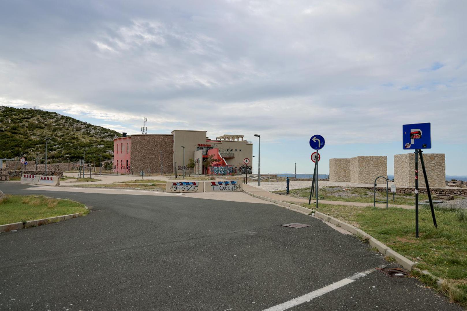 Turisti koji zastanu na odmorištu Marune u čudu promatraju i fotografiraju ovo zdanje, koje je postalo neslavna uspomena s ljetovanja u Hrvatskoj. Iako se s lokacije pruža veličanstven pogled na Novigradsko more i Ravne kotare, sablasni prizor napuštenog hotela svjedoči o godinama nebrige i propadanja. 