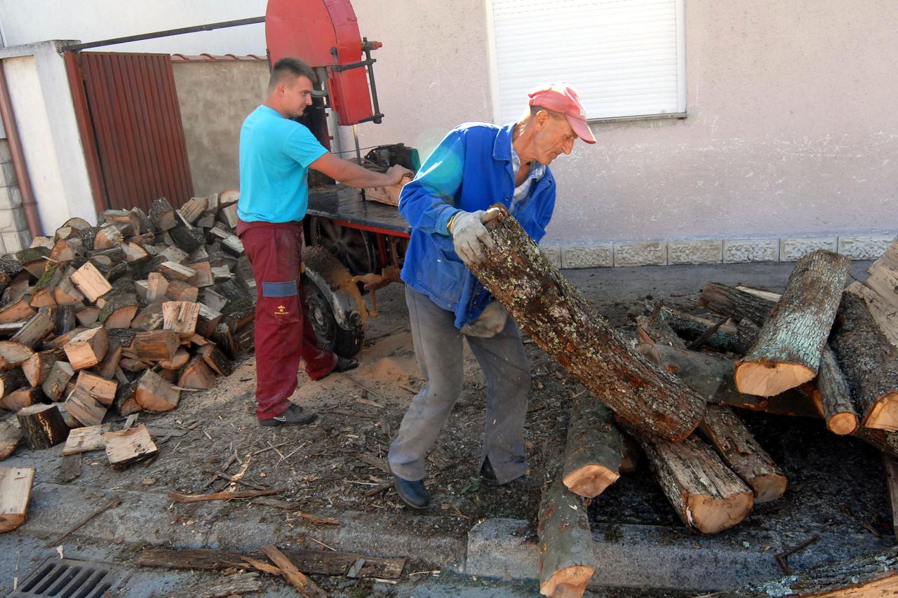 24.09.2013., Slavonski Brod - Kraj je rujna i sa spremanjem ogrijeva ne treba cekati. Ljeto je proslo i brzo moze zahladnjeti, preko dana je toplo ili cak vruce, ali veceri su sve hladnije sto su Brodjani proteklih kisnih dana vec i osjetili. Sezona je sp