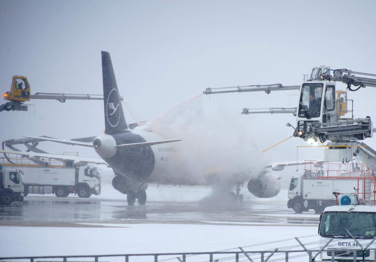 A Lufthansa aircraft undergoes de-icing before takeoff from Frankfurt airport, Germany, January 18, 2024.     REUTERS/Timm Reichert Photo: TIMM REICHERT/REUTERS