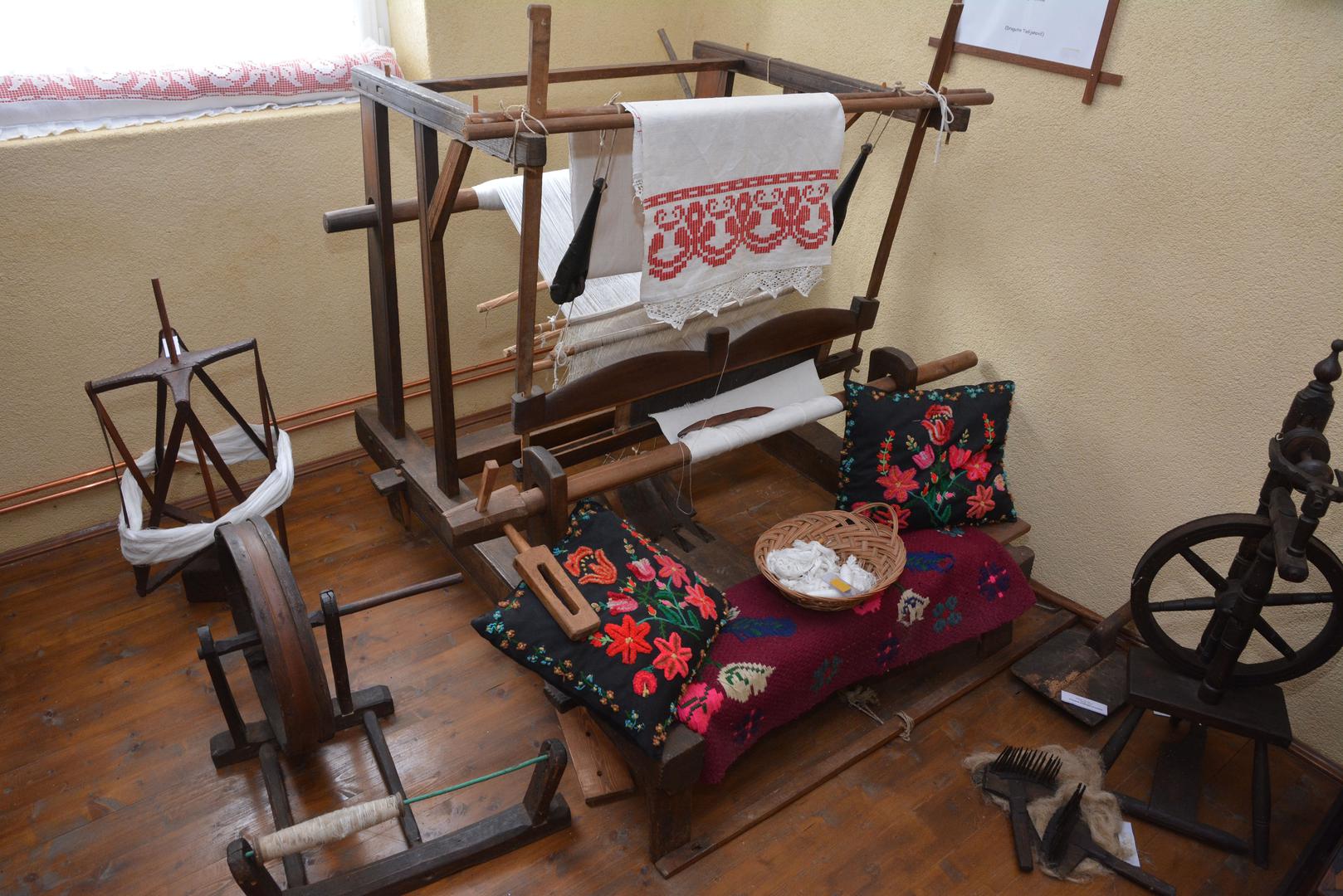 Zavičajno društvo Stari Slatinik - Nemaju radnog vremena, ali otvoreni su u vrijeme održavanja folklornih i kulturnih priredbi