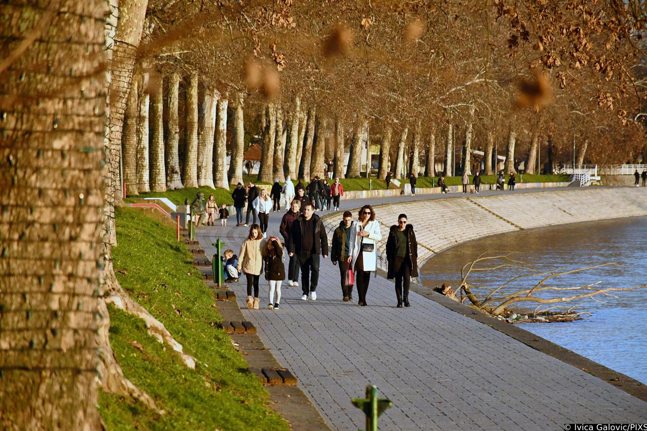 Slavonski Brod: Sunčano poslijepodne izmamilo građane na šetnju uz Savu