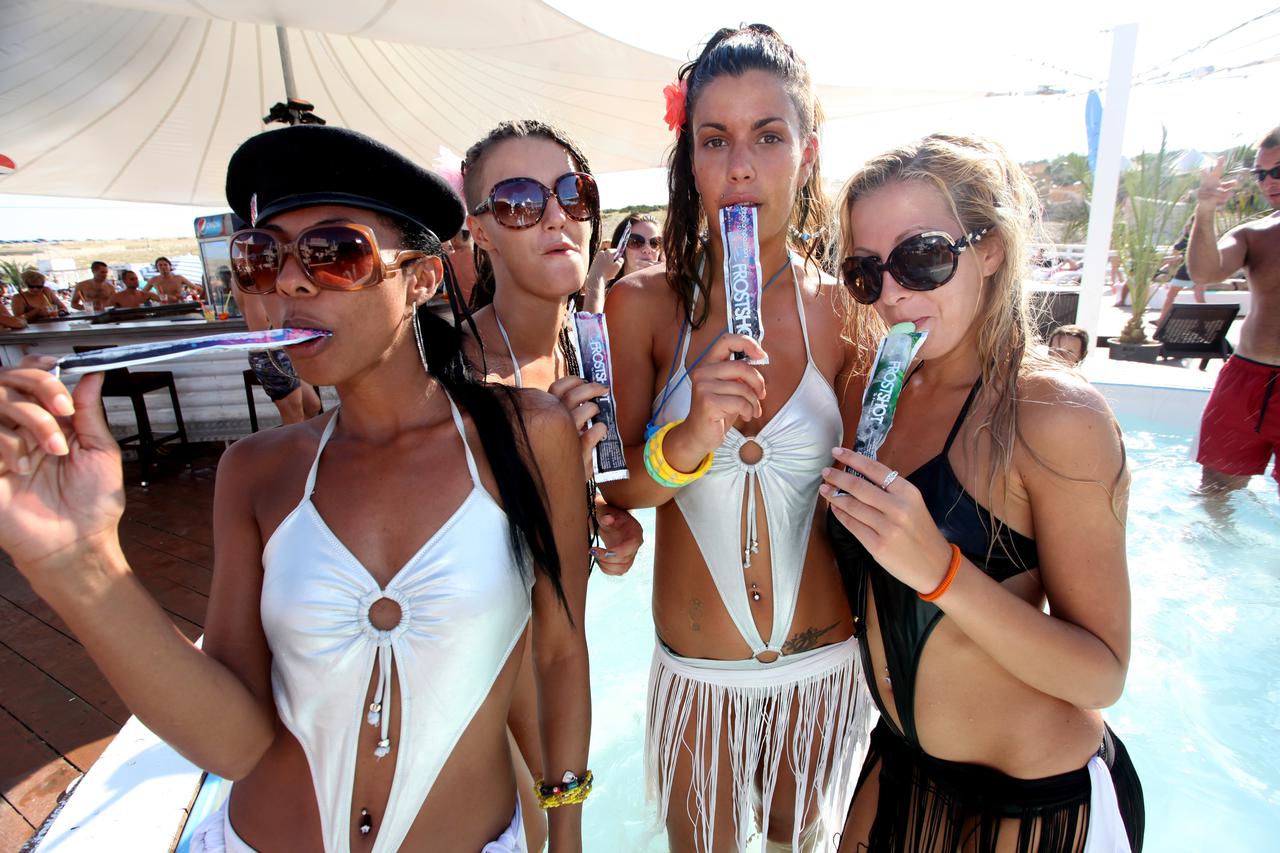 07.08.2011.,  Novalja, Zrce - Na plazi Zrce u klubu Noa predstavljen sladoled od alkohola.  Photo: Zeljko Mrsic/PIXSELL