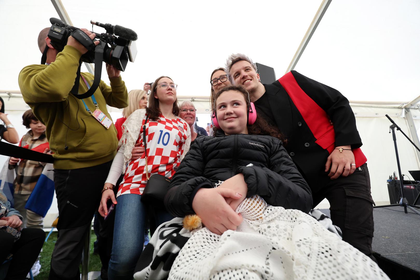 Čim se Marko pojavio na glavnom gradskom trgu Stortorget, odjednom su prema njemu krenuli obožavatelji iz cijele Europe koji su se htjeli fotografirati s njim. 