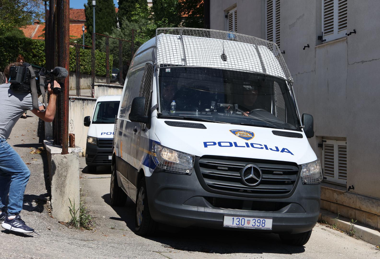 Nakon privođenja tijekom dana trebao bi biti predan pritvorskom nadzorniku u Šibeniku, gdje će se odlučivati o daljnjem zadržavanju u istražnom zatvoru.