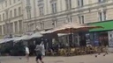 VIDEO Snažan vjetar rastjerao građane iz centra: Staklo padalo po prolaznicima