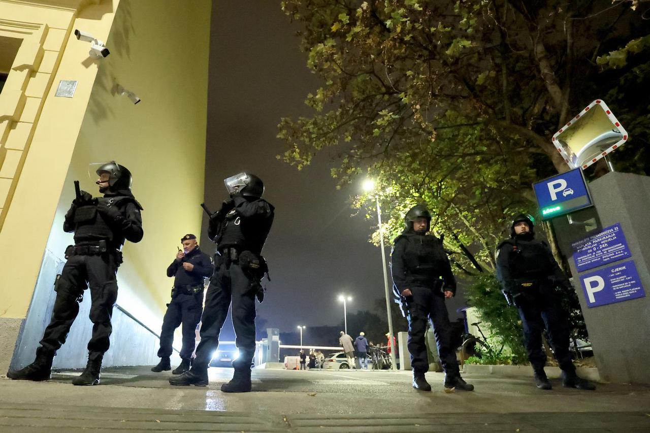 Zagreb: Maskirani muškarci otpjevali svoje ispred Srpskog kulturnog centra i razišli se nakon dolaska interventnih policajaca