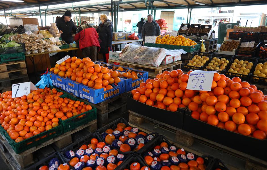 Karlovac: Građani kupuju svježe voće i povrće, kojeg na tržnici ne nedostaje 