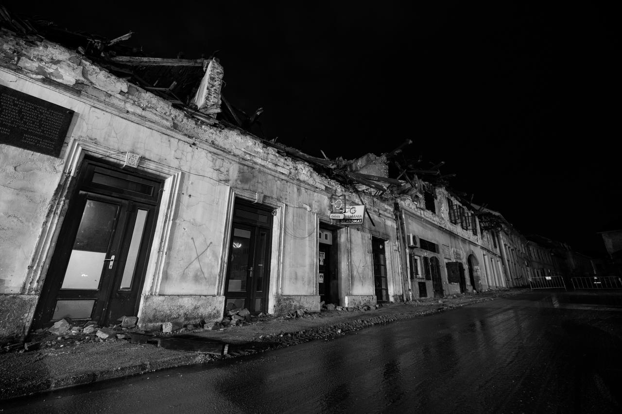 Krenula je druga duga noć u razrušenoj Petrinji