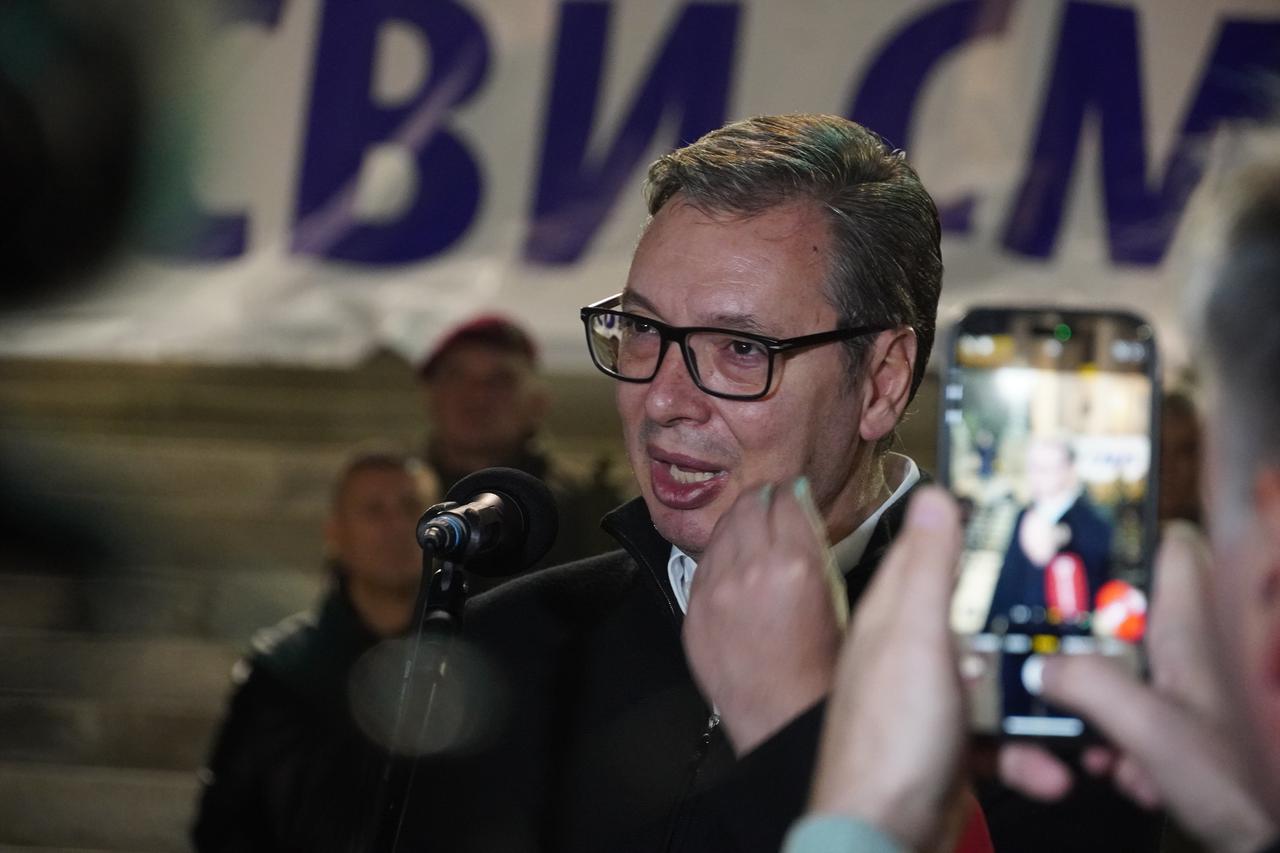 Beograd: Vučić došao ispred Narodne skupštine i pružio podršku "junaku iz Ćacilenda"