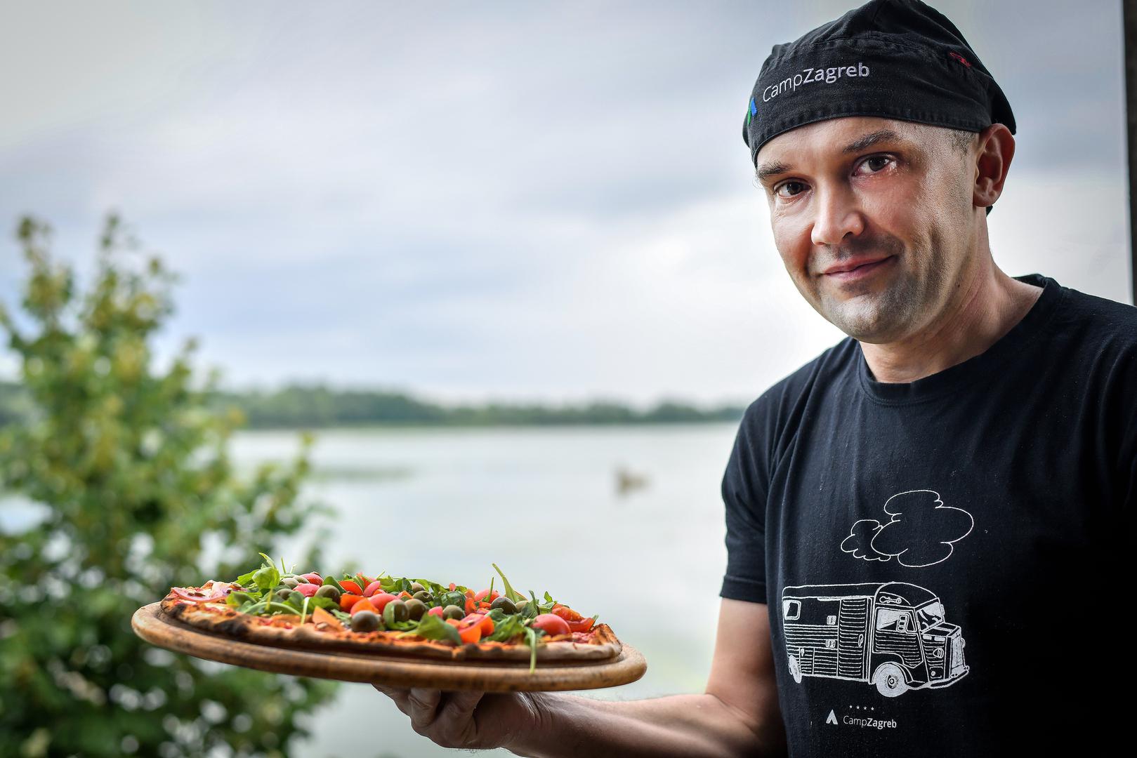 Aleksandar Novak šef je kuhinje, a svaka pizza ima svoj regionalni pečat