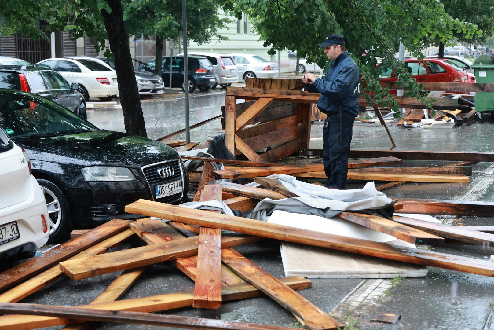 Zbog mogućeg razvoja opasnog vremenskog sustava na istoku Hrvatske, aktiviran je i sustav sirena upozorenja.
