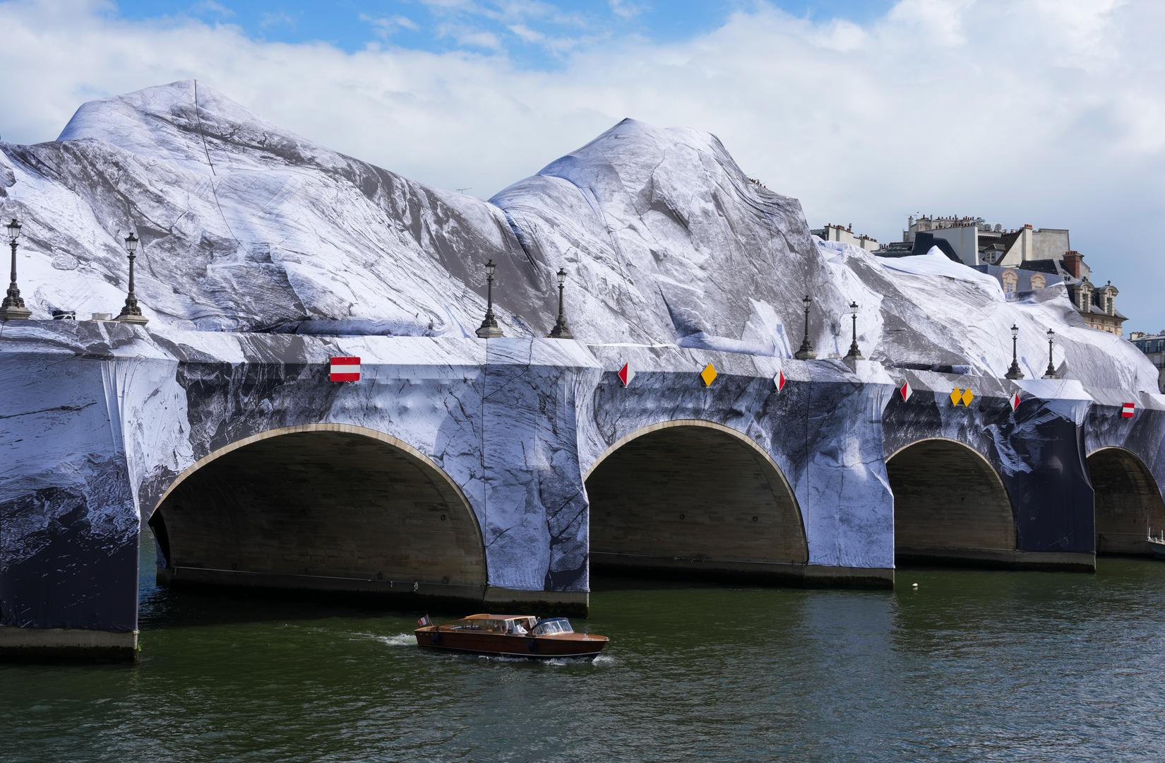 Tisuće posjetitelja dolazile su se slikati uz preobraženi pariški most