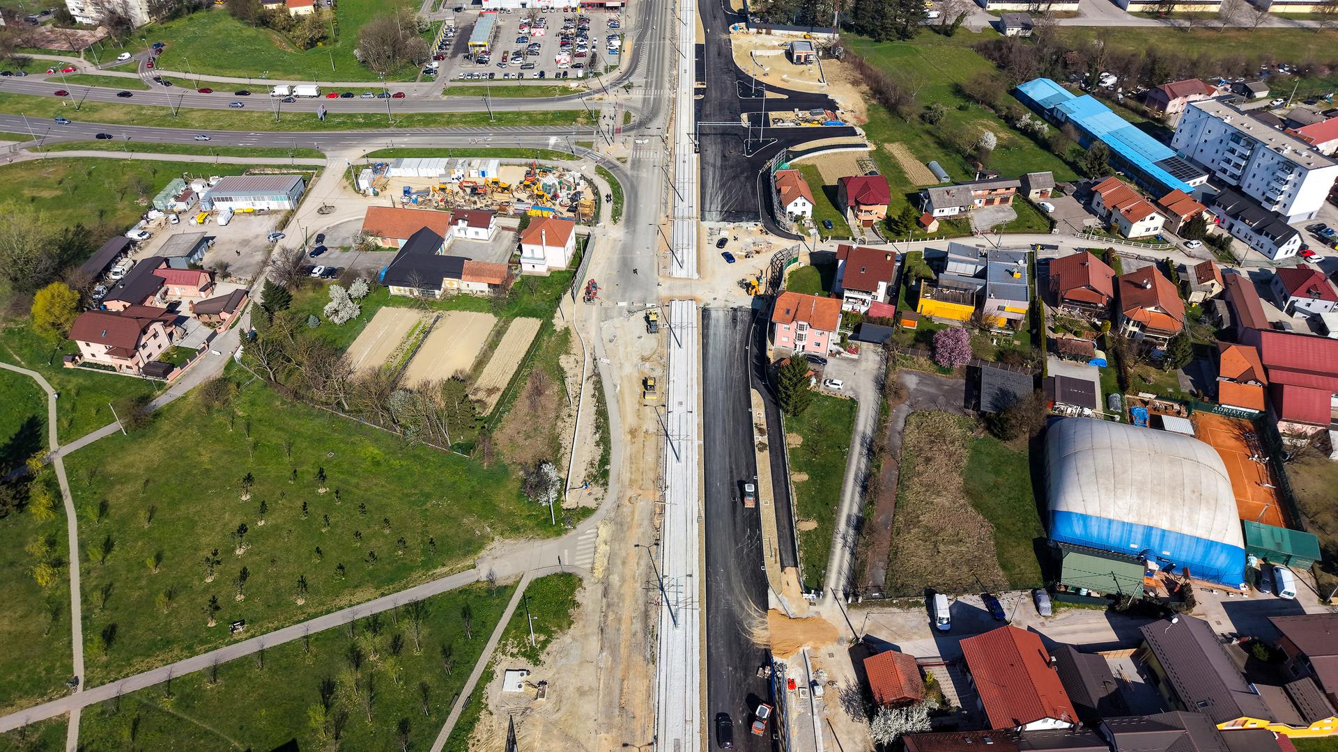 Tijekom izvođenja radova došlo je do prilagodbi rokova zbog složenosti projekta i koordinacije više institucija. U međuvremenu je već napravljen značajan dio posla, uključujući novu odvodnju, kanalizaciju, vodovod, vrelovod i javnu rasvjetu.