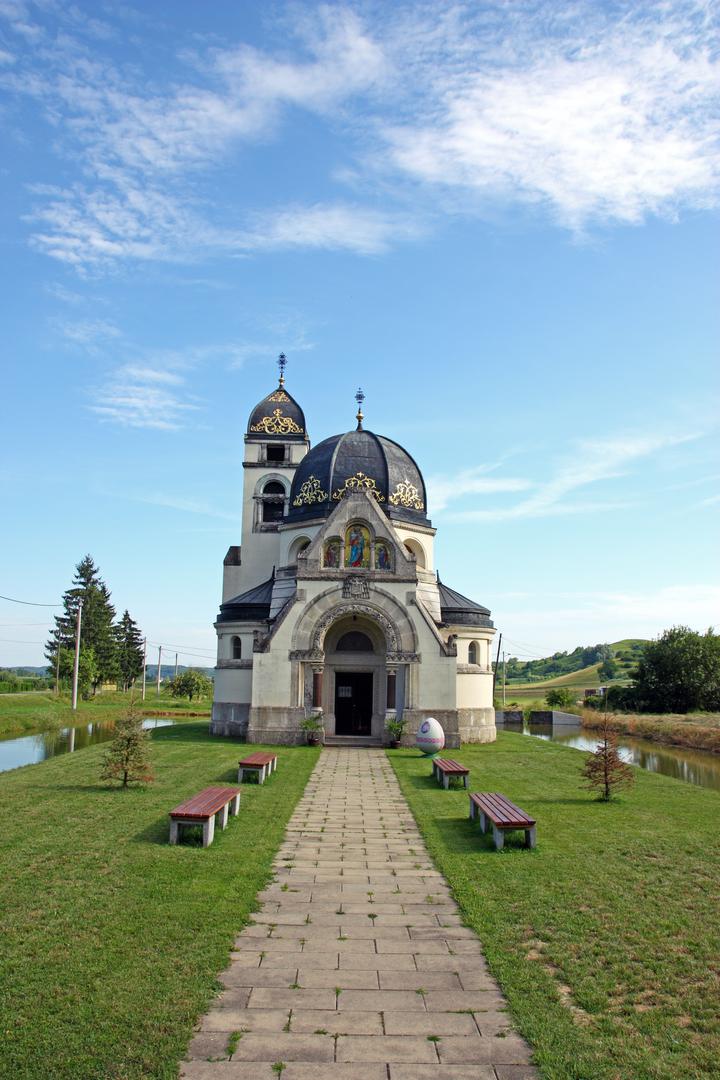 Grkokatolička crkvica Blagovijesti u Strmcu Pribičkom smještena je na malom umjetnom otočiću