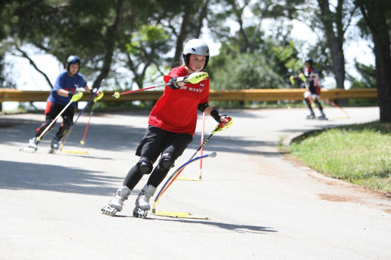 '14.05.2010.Split Clanice splitskog SKI INLINE kluba i koturaljskog kluba pripremae su se na asfaltu park sume Marjan uoci Kupa Dalmacije u slalomu na kojem ih ceka sest natjecanja. Photo: Ivo Cagalj/