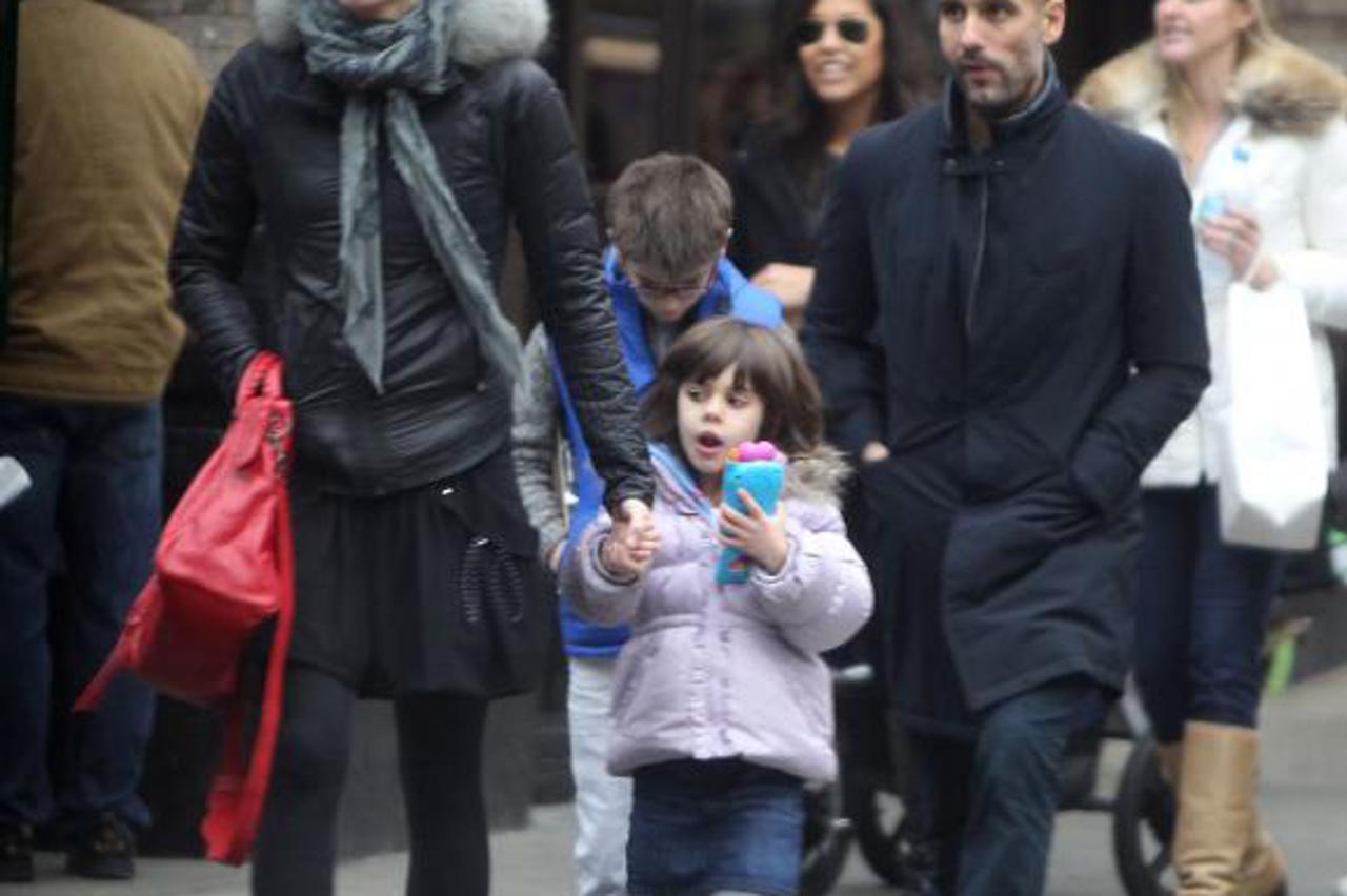 Pep Guardiola i obitelj u šetnji (1)