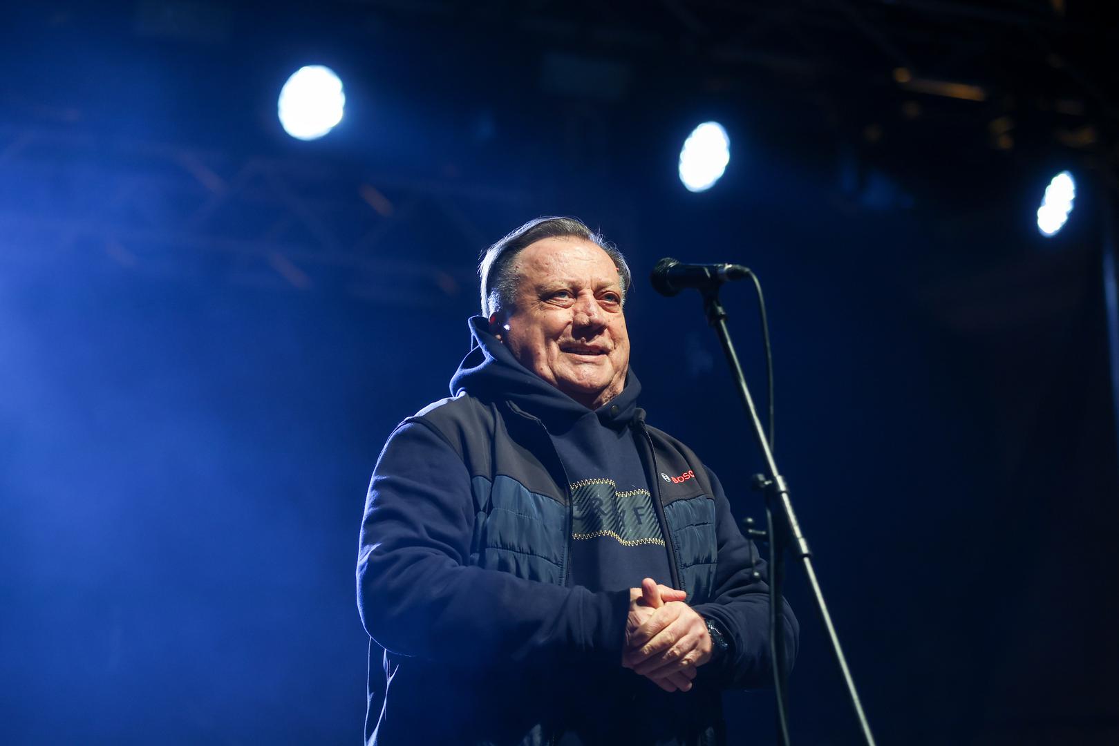 Tijekom intervjua koji je dao prošle godine, Bešlić je iznenadio obožavatelje otkrivši pojedinosti o početku svoje ljubavne priče, uključujući kako i gdje je upoznao svoju životnu partnericu.