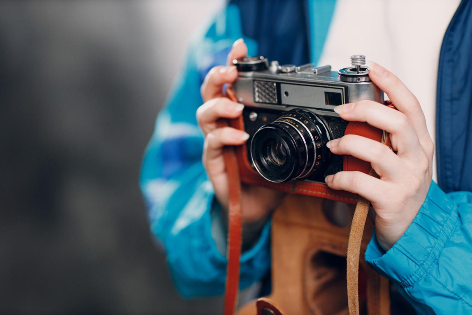 Fotografije su se čekale danima: Nije bilo pregledavanja slike odmah nakon snimanja ni brisanja one na kojoj netko trepne. Film iz fotoaparata nosio se na razvijanje, a fotografije su se čekale nekoliko dana s velikim nestrpljenjem. Tek kada bi se otvorila kuverta, vidjelo se je li rođendan, izlet ili ljetovanje doista 'uspio' na fotografijama.