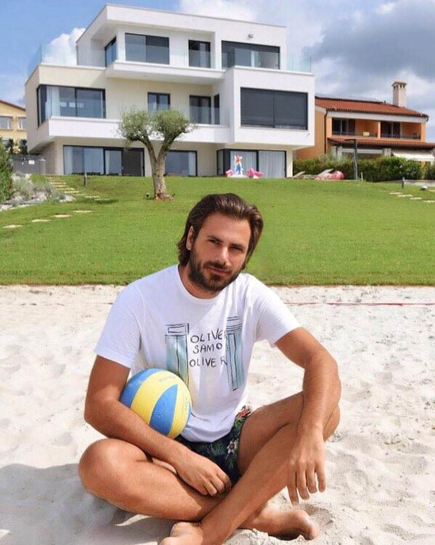 Posebnu zanimljivost čini i teren s pijeskom za odbojku, koji prostoru daje notu ležernosti i zabave.