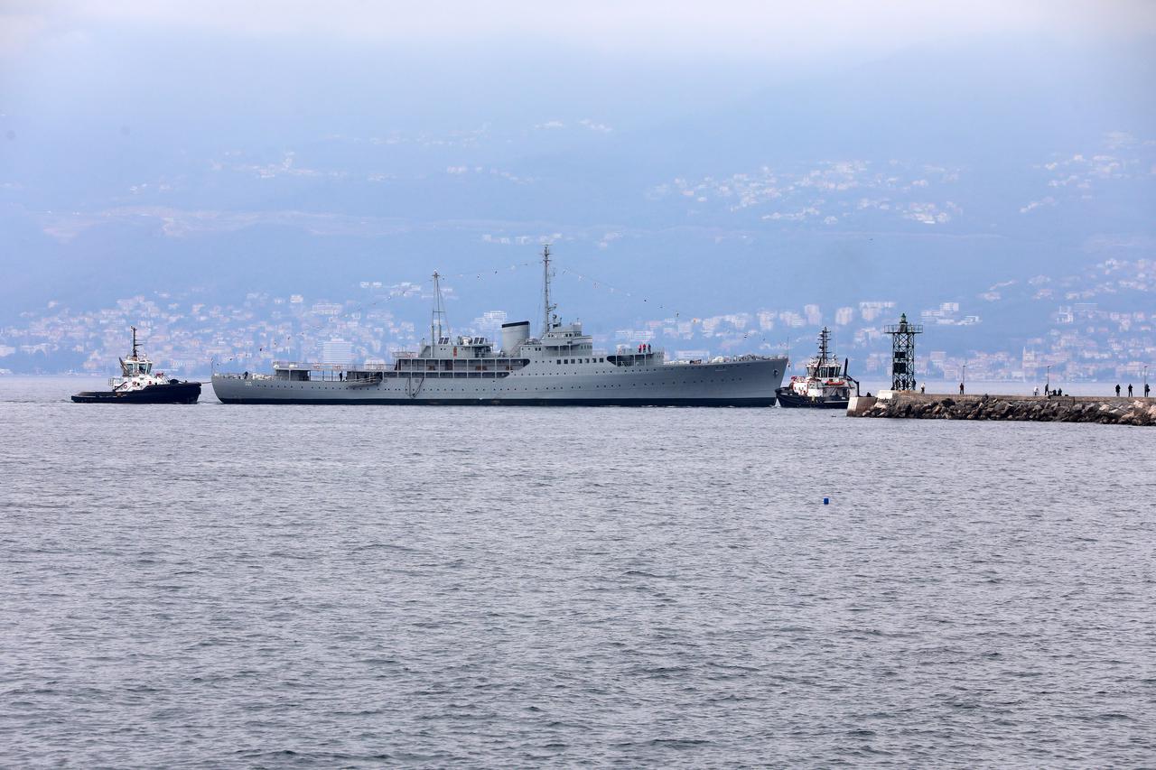 Rijeka: Remorkeri tegle brod "Galeb" u luku