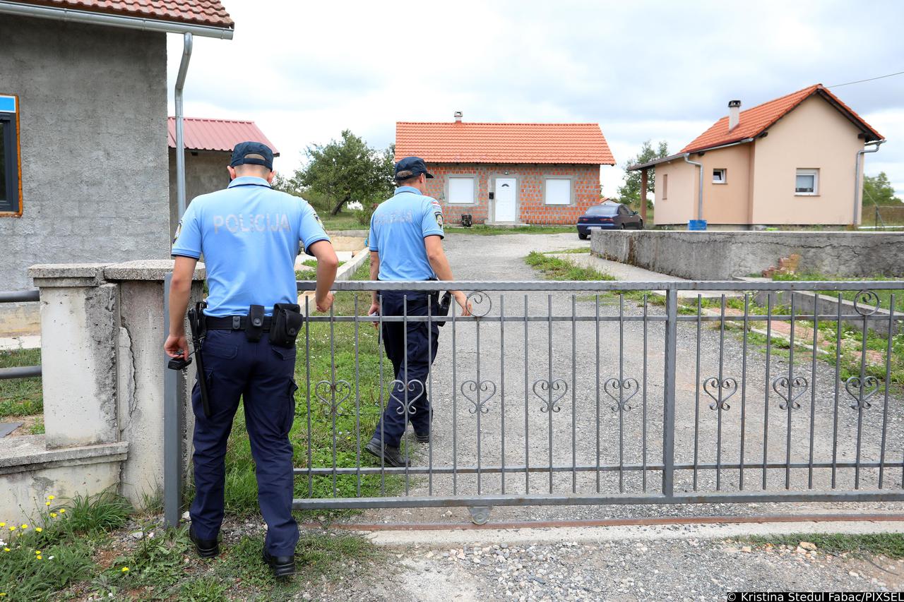 Gospić: Muškarac nožem napao suprugu i njenog prijatelja