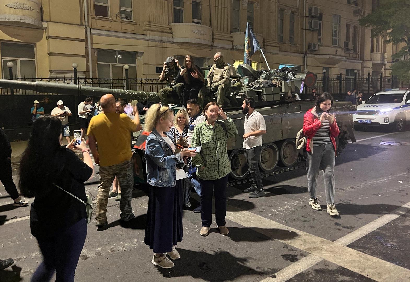 People gather to bid farewell to fighters of Wagner private mercenary group, who pull out of the headquarters of the Southern Military District and return to base, in the city of Rostov-on-Don, Russia, June 24, 2023. REUTERS/Stringer Photo: Stringer/REUTERS