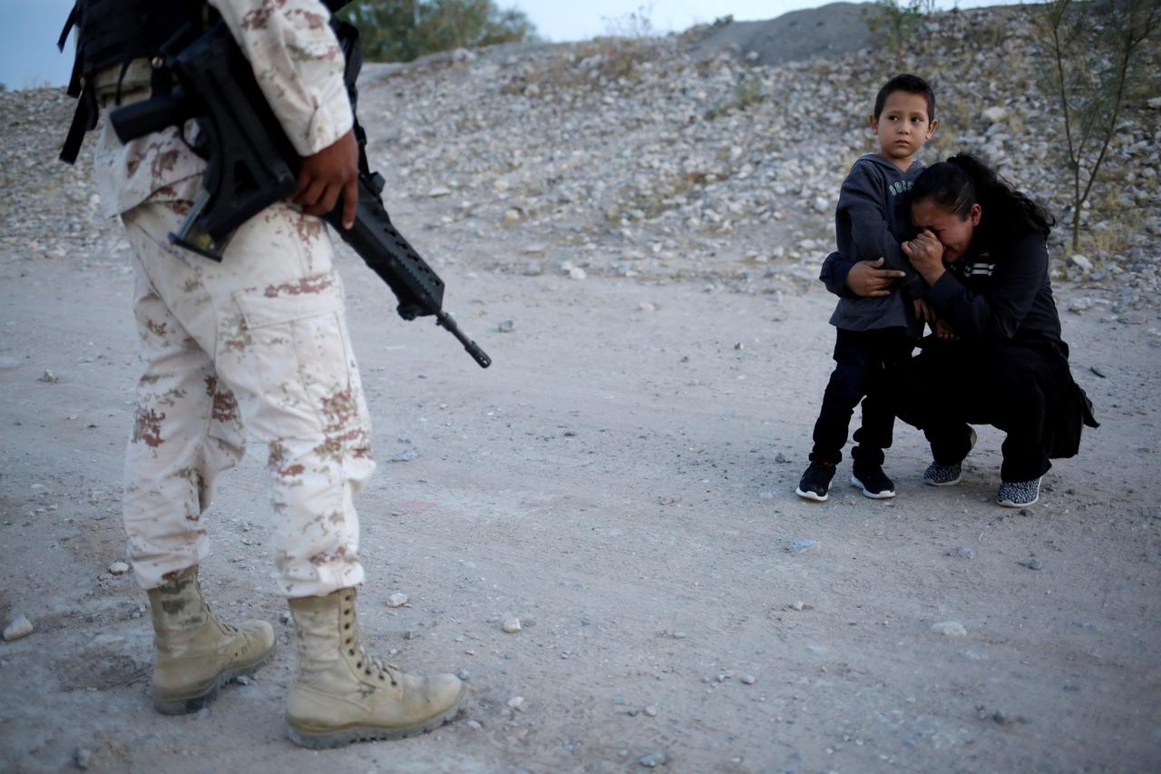Migrantica Lety Perez moli vojnika da nju i sina pusti preko granice