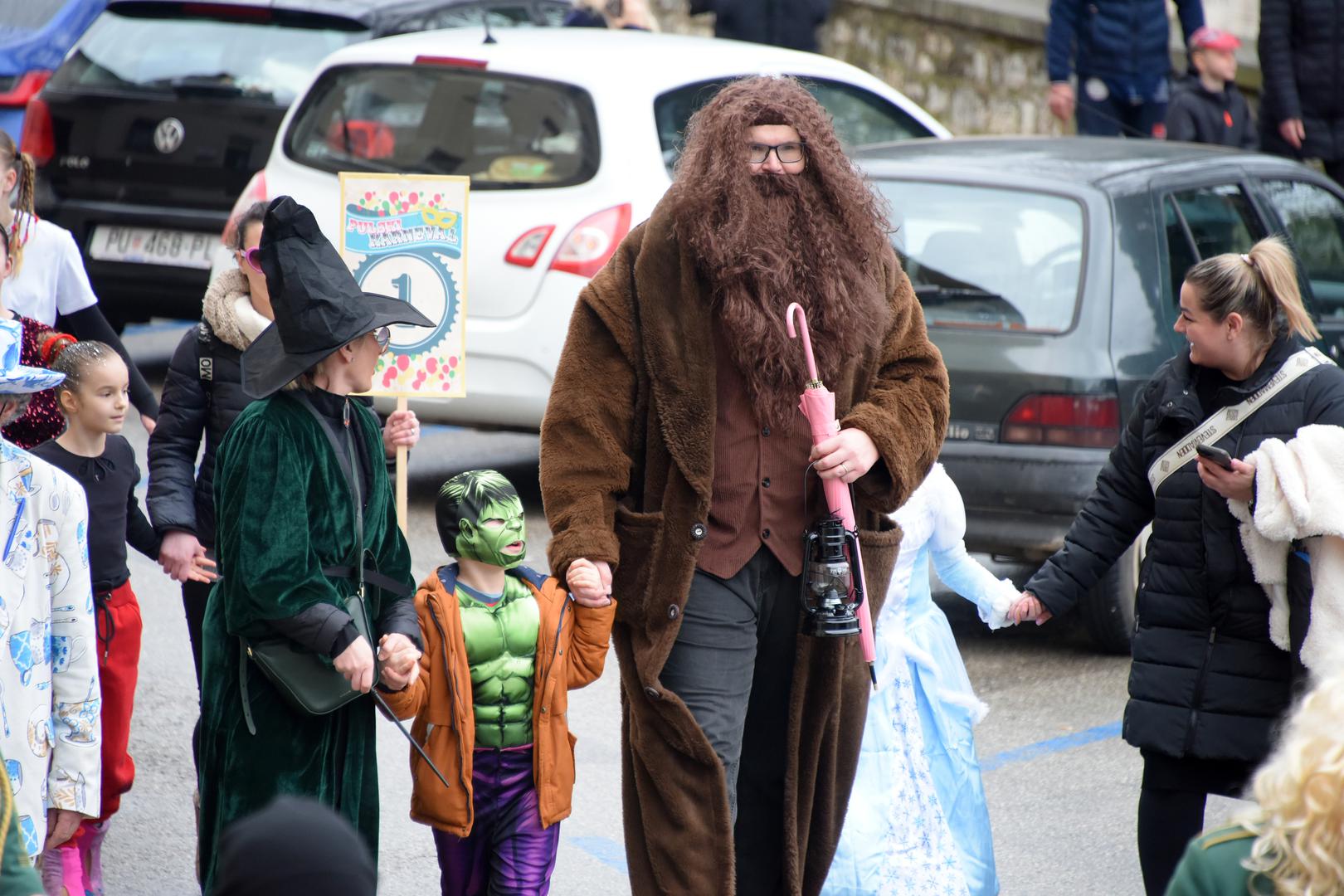 Umjesto toga, okrenuo se čaroliji. Maskiran je u Rubeusa Hagrida iz serijala o Harryju Potteru.