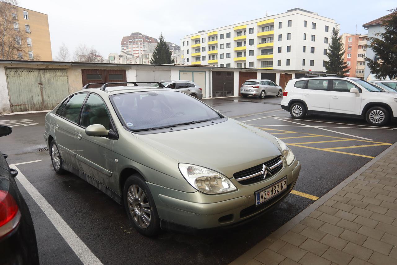 Karlovac: Automobil varaždinskih registraskih oznaka parkiran ispred zgrade