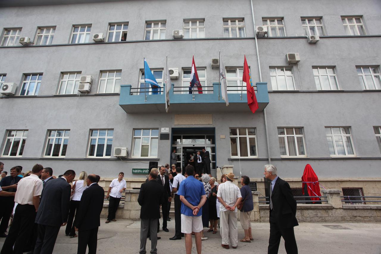 Knin: Otkrivena bista znanstvenika Slavka Krvavive ispred Veleu?ilišta