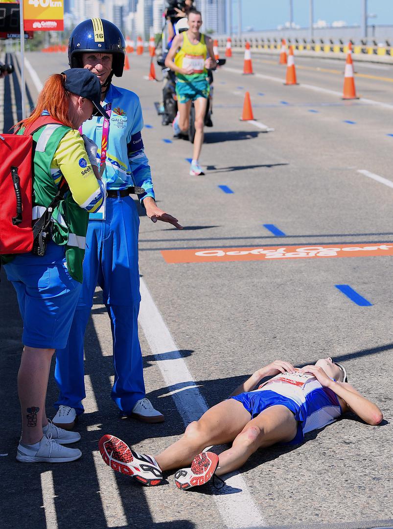 Naime, u tom trenutku vodeći maratonac, Škot Callum Hawkins, srušio se nešto više od dva kilometra prije cilja.

