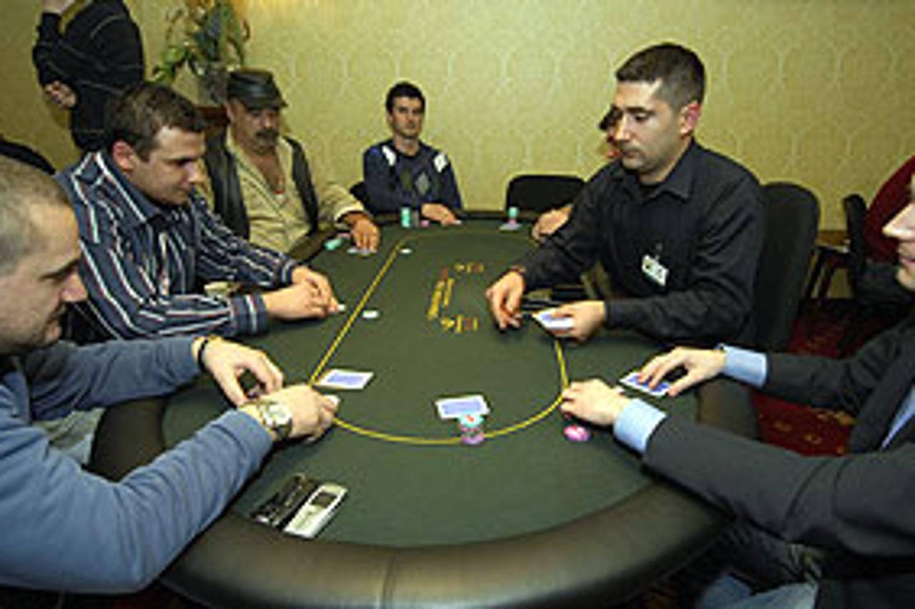 Naš reporter (krajnje desno) okušao je sreuću i znanje u trenutačno najpopularnijoj svjetskoj kartaškoj igri, varijanti pokera nazvanoj Texas hold’em