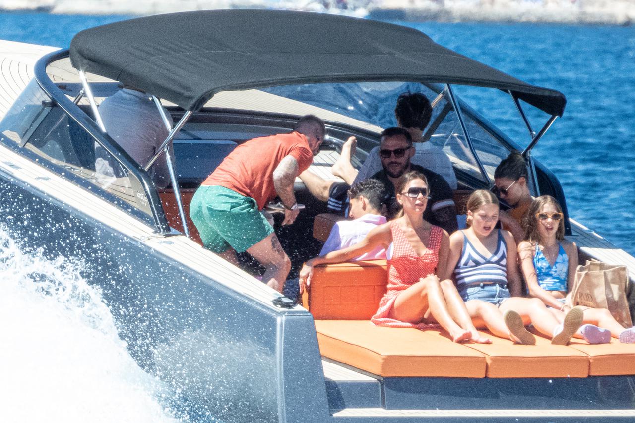 EKSKLUZIVNE FOTOGRAFIJE David Beckham veselo fotografirao Victoriu i djecu na odmoru u Hrvatskoj 