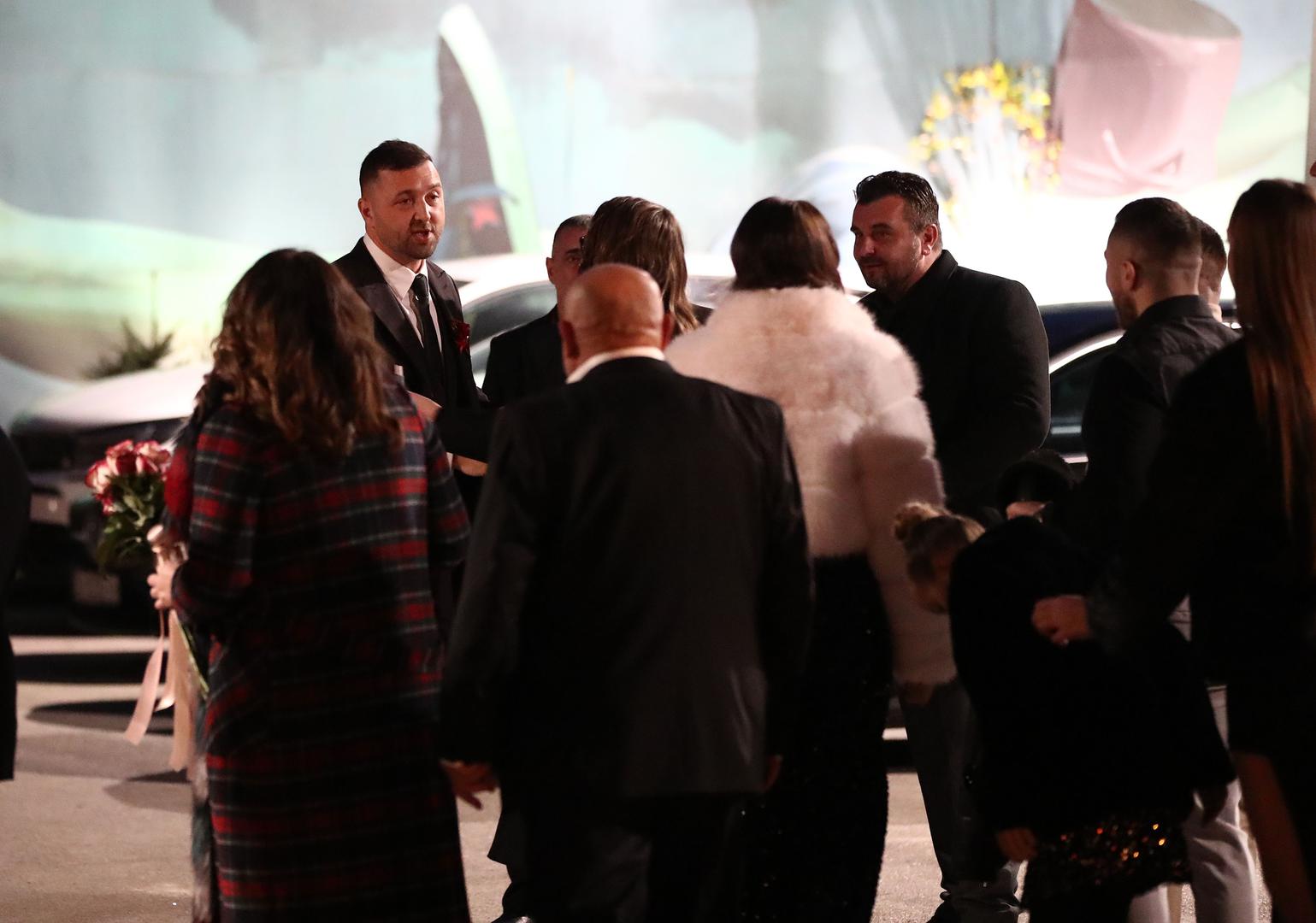 Svečanost je bila vesela i emotivna, uz brojne čestitke i lijepe trenutke koje je Sandra kasnije dijelila i na društvenim mrežama. 
Sandra je nakon vjenčanja promijenila prezime na društvenim mrežama u Elkasević