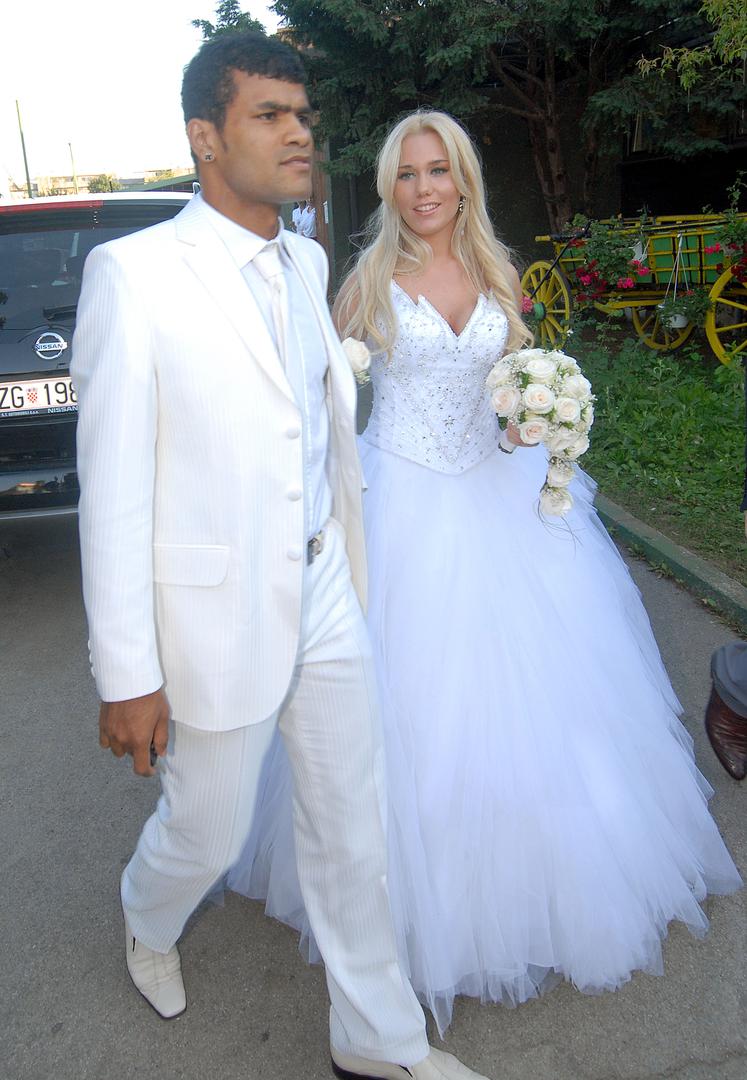 Građanski brak sklopili su 2008. godine, dok su godinu dana kasnije upriličili i crkveno vjenčanje uz proslavu u restoranu Domagoj u blizini Maksimira. 