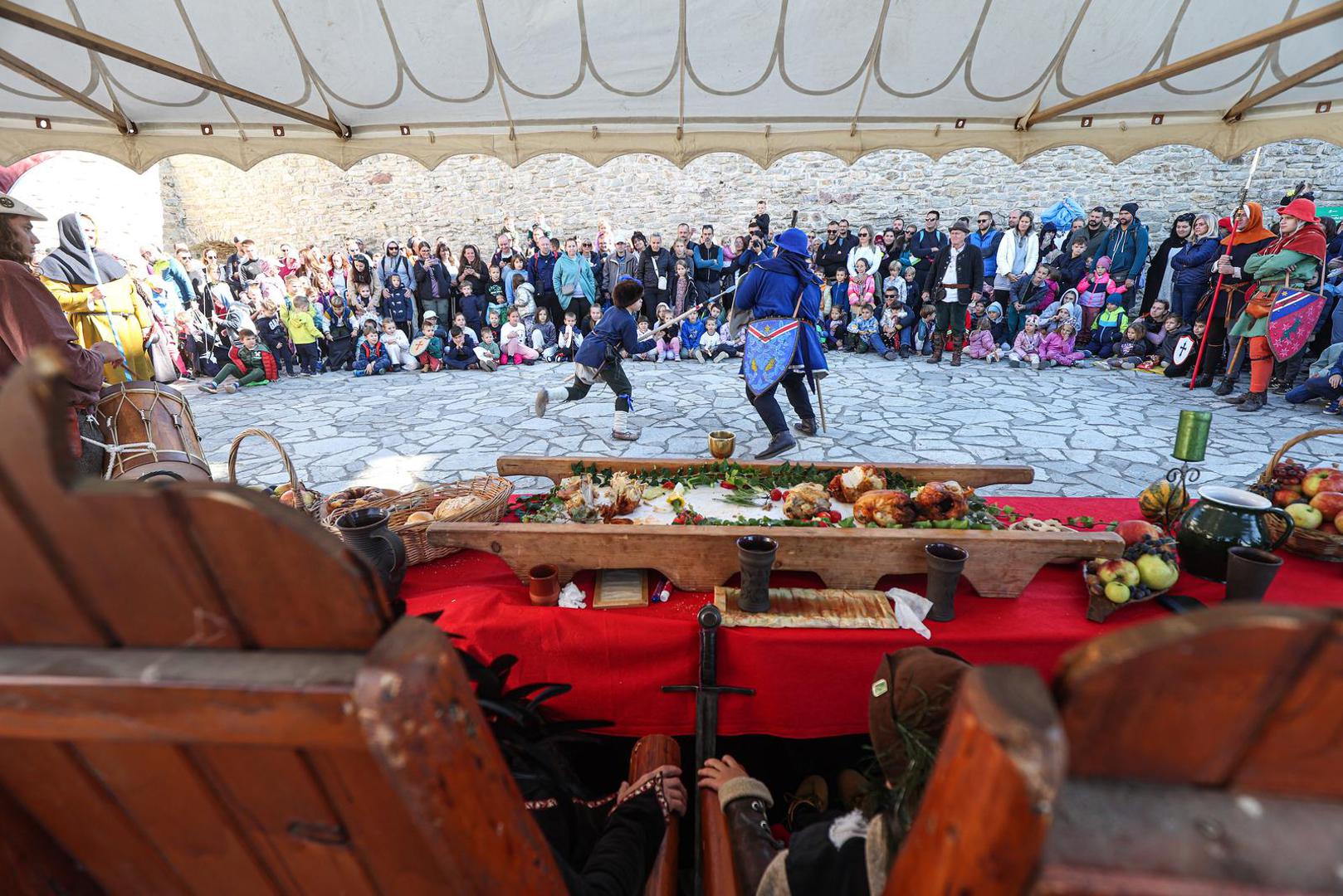 Nikada nije bio napadnut, naprotiv, medvedgradski gospodari su svoju riznicu i skladišta nerijetko popunjavali pljačkanjem okolnih sela, a znali su nasrnuti i na Zagreb. Najzloglasniji među njima bili su grofovi Celjski koji su sredinom 15. stoljeća vršili takav teror da su mnogi stanovnici Gradeca pobjegli iz domova.